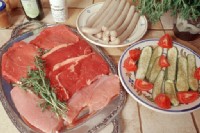 vorbereitetes Fleisch und Gemüse für Grillparty der Feriengäste