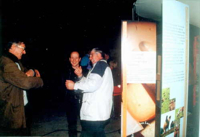 Bild: Besucher der Wanderausstellung