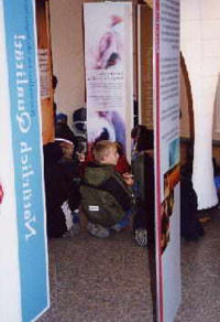 Bild: Klassen 


besuchen die Wanderausstellung