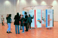 Bild: Besucher der Wanderausstellung