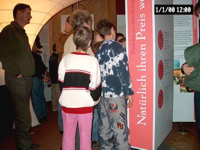 Bild: Besucher der Wanderausstellung