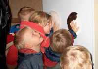 Bild: Besucher der Wanderausstellung