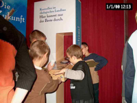 Bild: Besucher der Wanderausstellung