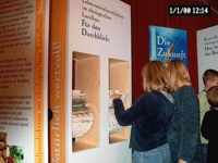 Bild: Besucher der Wanderausstellung