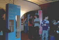 Bild: Besucher der Wanderausstellung