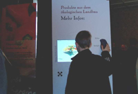 Bild: Besucher der Wanderausstellung