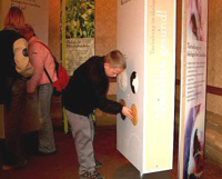 Bild: Besucher der Wanderausstellung