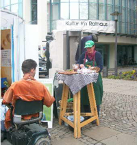 Besucher der 

Wanderausstellung