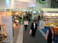 Bild: Besucher der Wanderausstellung