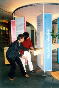 Bild: Besucher 

der Wandrausstellung