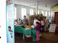 Bild: Besucher der Wanderausstellung