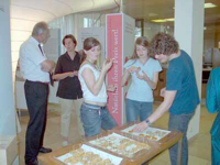 Bild: Besucher der Wanderausstellung