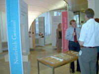 Bild: Besucher der Wanderausstellung