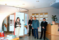 Bild: Besucher der Wanderausstellung