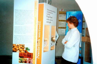 Bild: Besucher 

der Wanderausstellung