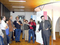 Bild: Besucher der Wanderausstellung