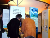 Bild: Besucher der Wanderausstellung
