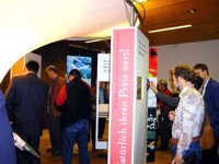 Bild: Besucher der Wanderausstellung