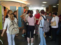 Bild: Besucher der Wanderausstellung