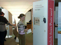 Bild: Besucher der Wanderausstellung