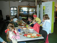 Bild: Besucher der Wanderausstellung