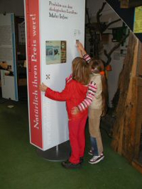 Bild: Besucher der Wanderausstellung