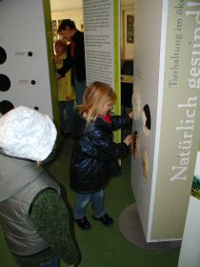 Bild: Besucher der Wanderausstellung