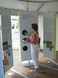 Bild: Besucher der Wanderausstellung