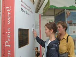 Bild: Besucher der Wanderausstellung