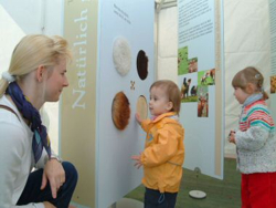 Bild: Besucher der Wanderausstellung