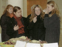 Bild: Besucher der Wanderausstellung