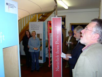 Bild: Besucher der Wanderausstellung