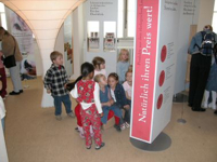 Bild: Besucher der Wanderausstellung