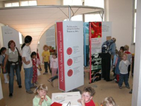 Bild: Besucher der Wanderausstellung