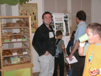 Bild: Besucher der Wanderausstellung