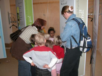 Bild: Besucher der Wanderausstellung