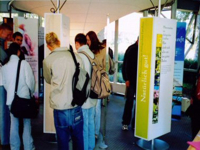 Bild: Besucher der Wanderausstellung