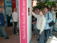 Zoobesucher 
an der Wanderausstellung