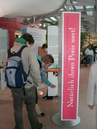 Zoobesucher 
an der Ausstellung