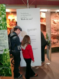 Zoobesucher 
an der Ausstellung