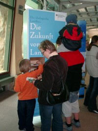 Zoobesucher 
an der Ausstellung