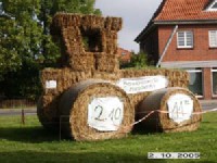 Traktor 
aus Stroh