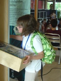 Kind am Flipperspiel